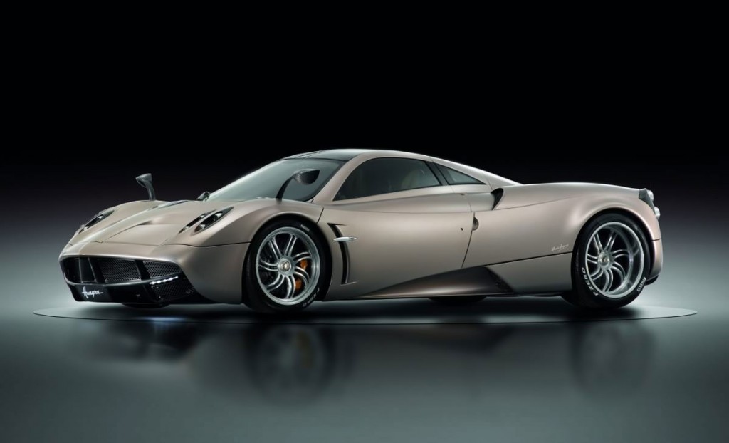 2013-Pagani-Huayra-in-studio