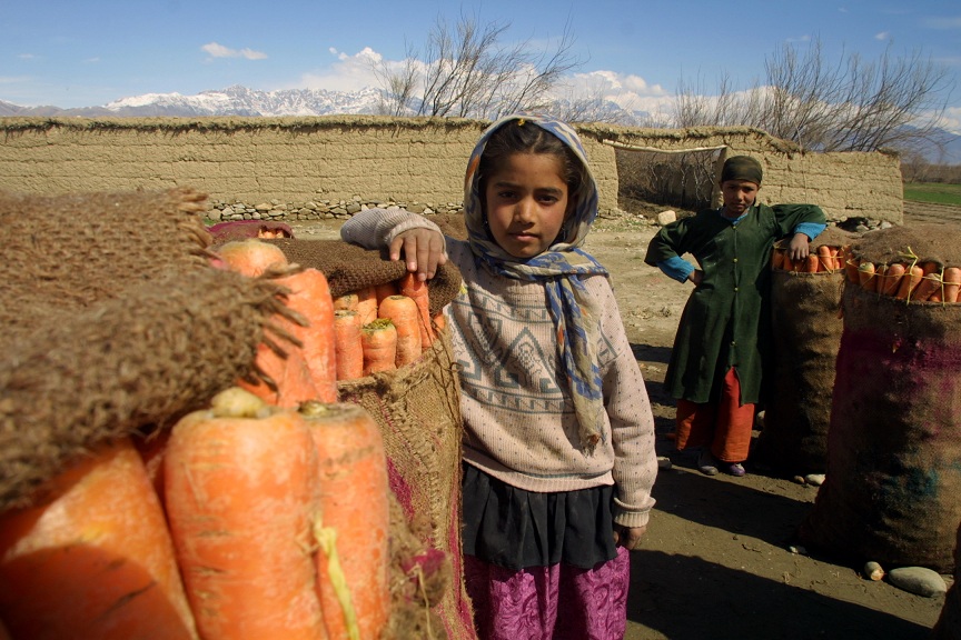 Children_with_carrots_afghanistan