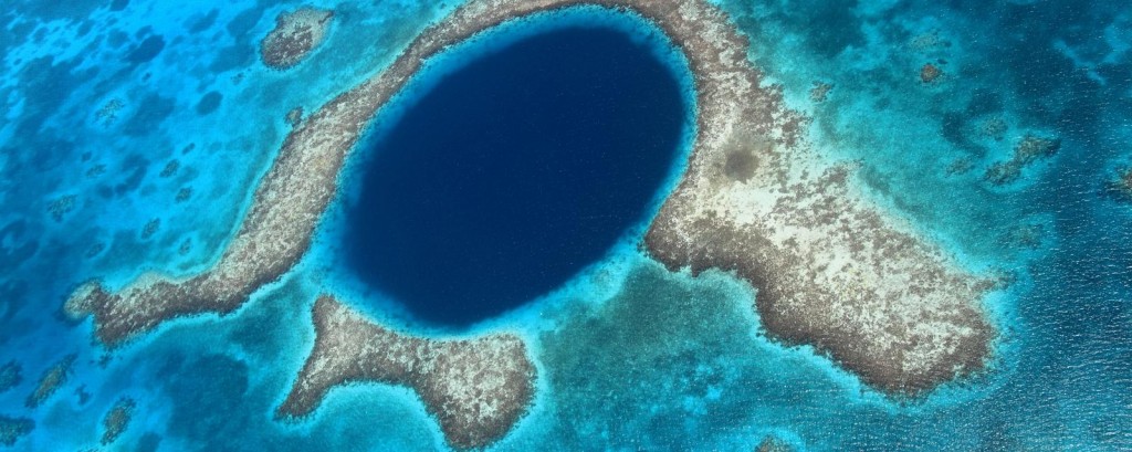 Great Blue Hole, a collapsed underwater cave system, Lighthouse Reef, Belize Barrier Reef, Belize, Caribbean, Central America