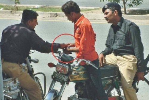 pakistan-police-caught-bribing