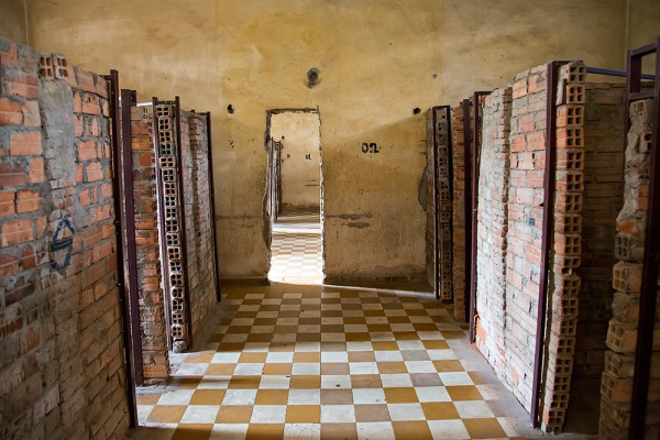 tuol-sleng-genocide-museum-s-21-phnom-penh-cambodia-3-600x400