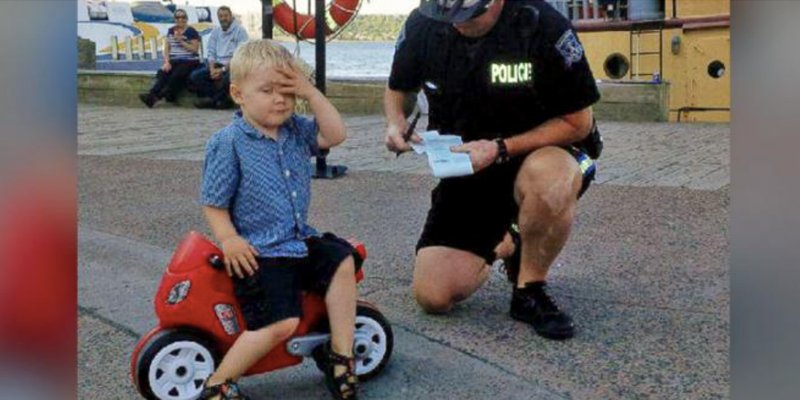 police-officer-writes-a-three-year-old-boy-a-parking-ticket