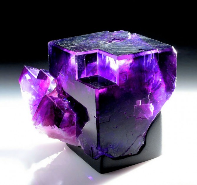 Amazing-StonesMinerals9__700-669x626