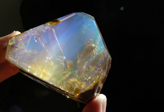 Amazing-StonesMinerals__700-669x459