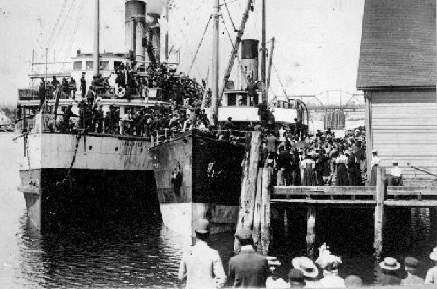 Islander_steamship_loading_for_Klondike_1897