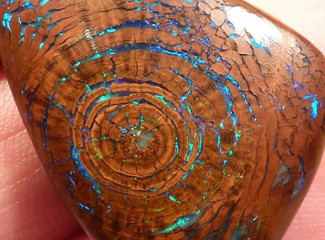 amazing-stones-minerals-16__700-669x494