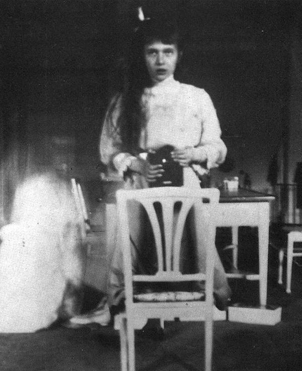 a99532_883160-selfie-taken-by-grand-duchess-anastasia-nikolaevna-romanova