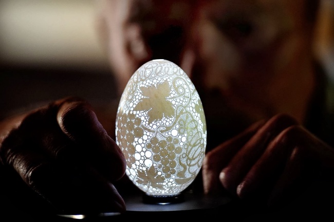 533605-650-1452509505-This-Eggshell-Has-More-Than-20000-Holes-Drilled-In-It